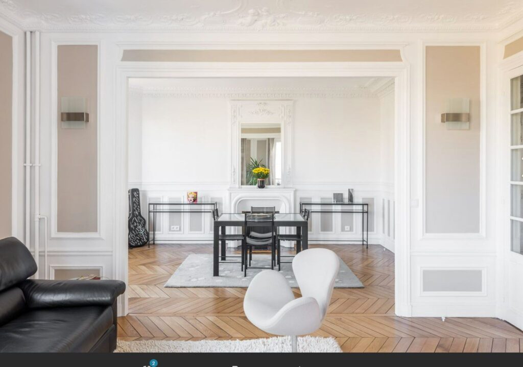 photo de salle de séjour avec parquet chevrons dans un appartement parisien de style Haussmannien