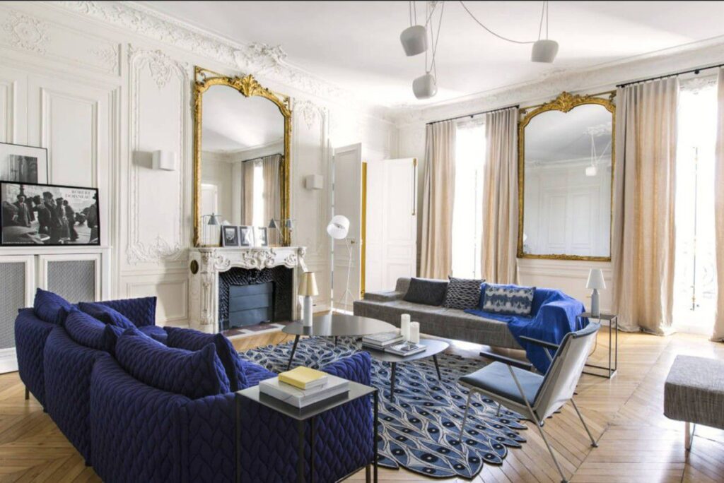 photo d'un salon bleu dans un appartement parisien de style Haussmannien