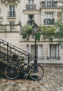 photo d'un vélo en bas d'un escalier du côté de Montmartre à Paris